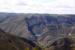 Archivo:Embalse del naranjero y muela de cortes desde la carretera de Dos Aguas