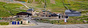 Archivo:Estación de esquí de La Covatilla instalaciones