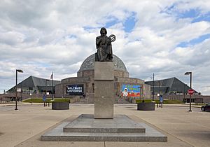 Archivo:Estatua de Nicolás Copérnico junto al Planetario Adler, Chicago, Illinois, Estados Unidos, 2012-10-20, DD 01