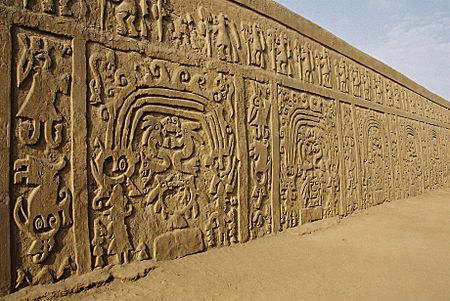 Archivo:Huaca Arco Iris Archaeological site - wall
