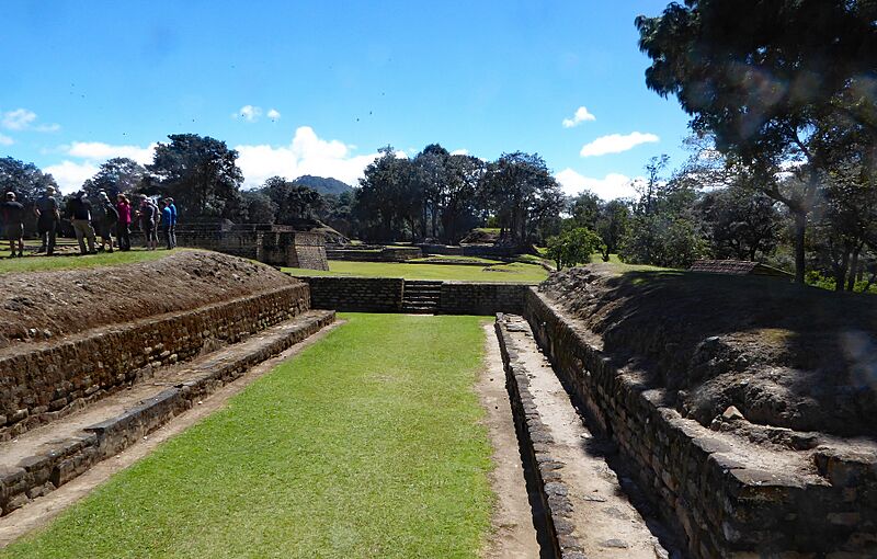 Iximché ballcourt (23992350797)