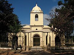 Kirche an der Plaza in Yataity - Guairá - panoramio.jpg
