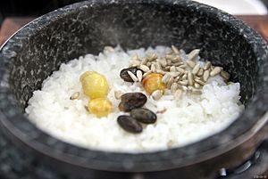 Archivo:Korea-Icheon-Dolsotbap-Cooked rice in a stone pot-01