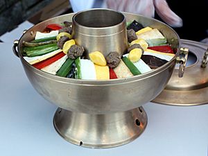 Archivo:Korean royal court cuisine-Sinseollo-Casserole-01