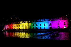 Archivo:La Moneda se ilumina en el Día contra la Homo y Transfobia (34577746112)