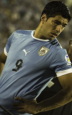 Archivo:Luis Suarez against Colombia in 2013