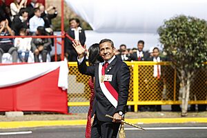 Archivo:MINISTRO DE DEFENSA ACOMPAÑÓ AL PRESIDENTE OLLANTA HUMALA EN LA GRAN PARADA MILITAR Y DESFILE CÍVICO 19503642904