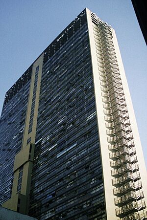 Archivo:MIRANTEDOVALEATRAS-1-