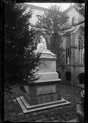 Archivo:Monument a Jaume Balmes al claustre de la catedral de Vic (AFCEC VINTRO D 3329)