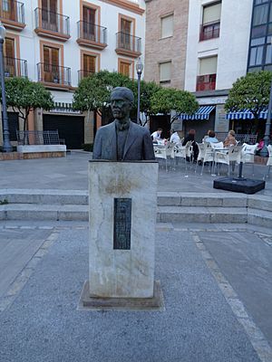Archivo:Monumento a Luis Cernuda