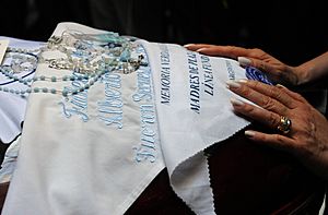 Archivo:Pañuelos de madres de plaza de mayo en funeral de kirchner