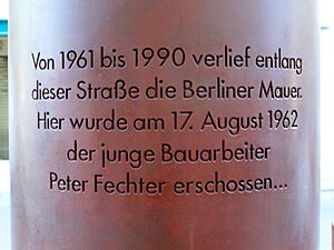 Archivo:Peter Fechter Mahnmal - Inschrift