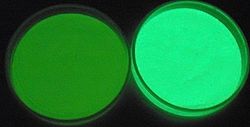Archivo:Phosphorescent pigments 1 min