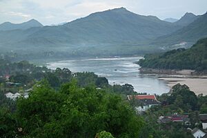 Archivo:Phou si - Mekong River - Luang Prabang Laos プーシーの丘、メコン川 ラオス・ルアンプラバーン DSCF6787