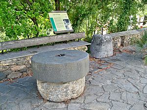 Archivo:Piedras de molino en el Lagar de Torrijos