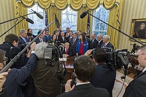 Archivo:President Trump's First 100 Days- 45 (33573172373)