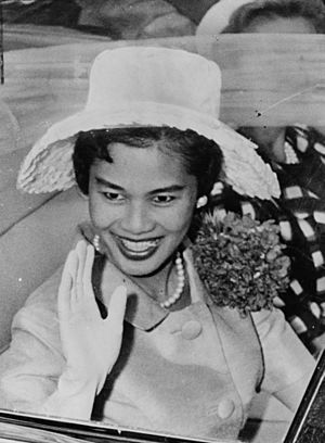 Archivo:Queen Sirikit NYWTS