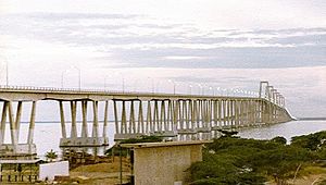 Archivo:Rafael Urdaneta Bridge, 1970s crop