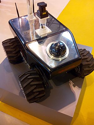 Archivo:Robot móvil SUMMIT XL HL, frontal, Robotnik, Madrid, 2015