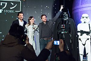 Archivo:Rogue One- A Star Wars Story Japan Premiere Red Carpet- Diego Luna, Felicity Jones & Gareth Edwards (35410516140)