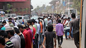 Archivo:Saying Juma Namaz (Friday prayer for Muslims), Dhaka, Bangladesh NK