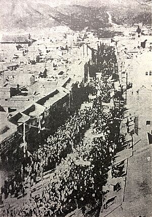 Archivo:Seoul Station in 1945.8.15