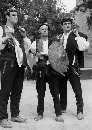 Archivo:Sinjska alka - shield bearer and two squires