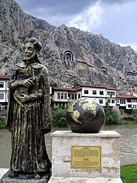 Archivo:Statue of Strabo in Amasia