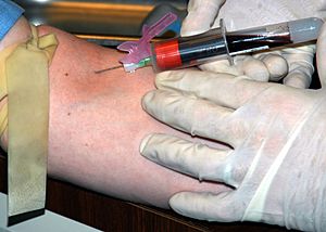 Archivo:US Navy 040324-N-0130O-001 Hospital Corpsman 1st Class Jason Dillow, of Westminster, Md., draws blood from a Sailor^rsquo,s arm, for a routine human immunodeficiency virus (HIV) check