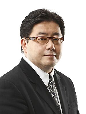 Archivo:Yasushi Akimoto 20071109 (cropped)