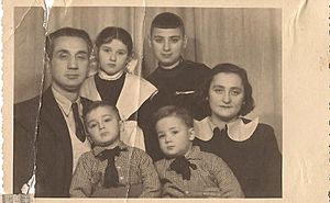 Archivo:Zalmanson family in Riga 1952