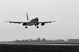 03.04.82 1er Vol d'Airbus A310 (1982) - 53Fi2063 - cropped.jpg