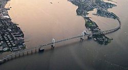 Archivo:Aerial View of the Throgs Neck Bridge