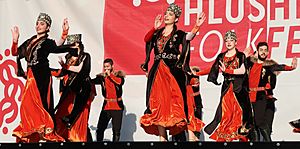 Archivo:Armenian dancers. HlushenkovFolkFest in Khmelnytskyi, Ukraine. Photo 64