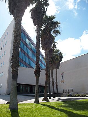 Archivo:Biblioteca del Campus de Guajara de la Universidad de La Laguna (ULL)