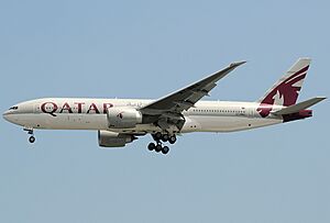 Archivo:Boeing 777-2DZLR, Qatar Airways JP7325220