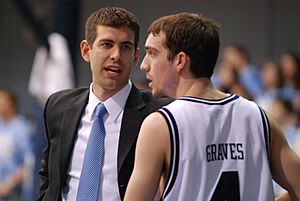 Archivo:Brad Stevens talking with AJ Graves
