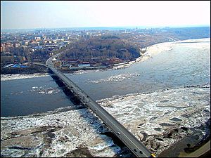 Archivo:Briddge over Tom River Siberia Russia