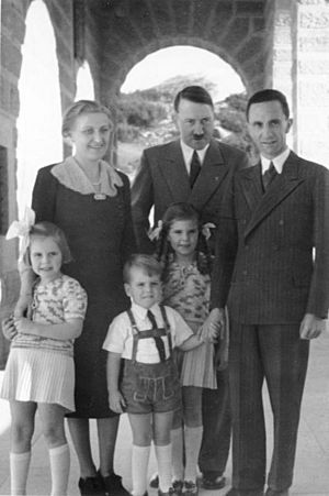 Archivo:Bundesarchiv Bild 183-1987-0724-502, Obersalzberg, Besuch Familie Goebbels bei Hitler