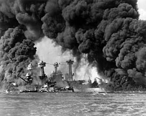 Archivo:Burning ships at Pearl Harbor