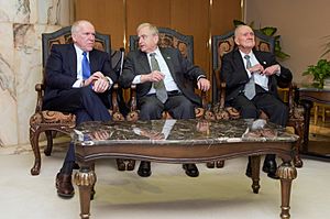 Archivo:CIA Director Brennan and Former National Security Advisers Berger and Scowcroft in Riyadh
