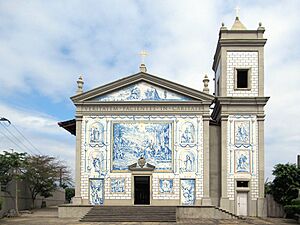 Archivo:Church of Notre-Dame de Lourdes, Libreville