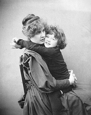 Archivo:Constance Wilde with son Cyril 1889