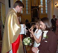 Archivo:Ejdzej and Iric wedding communion-03