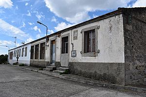 Archivo:El Tornadizo - escolas e concello vello