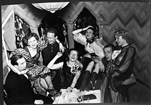 Archivo:Eva Braun - carnival fest - 1938 (242-EB-4-41B)