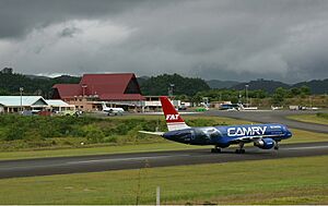Archivo:FAT Boeing 757 Palau Airport Spijkers