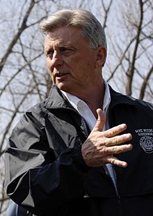FEMA - 34604 - Arkansas Governor Mike Beebe in the field (cropped).jpg