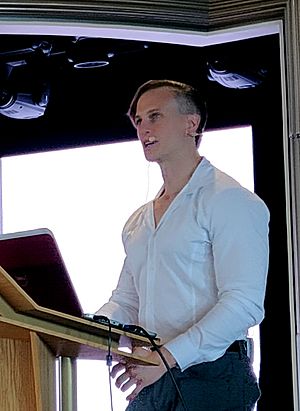 Archivo:Fiann Paul public speaking, September 2018