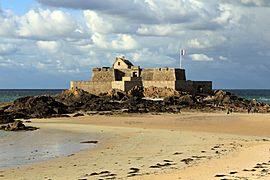 Fort national accessible à marée basse